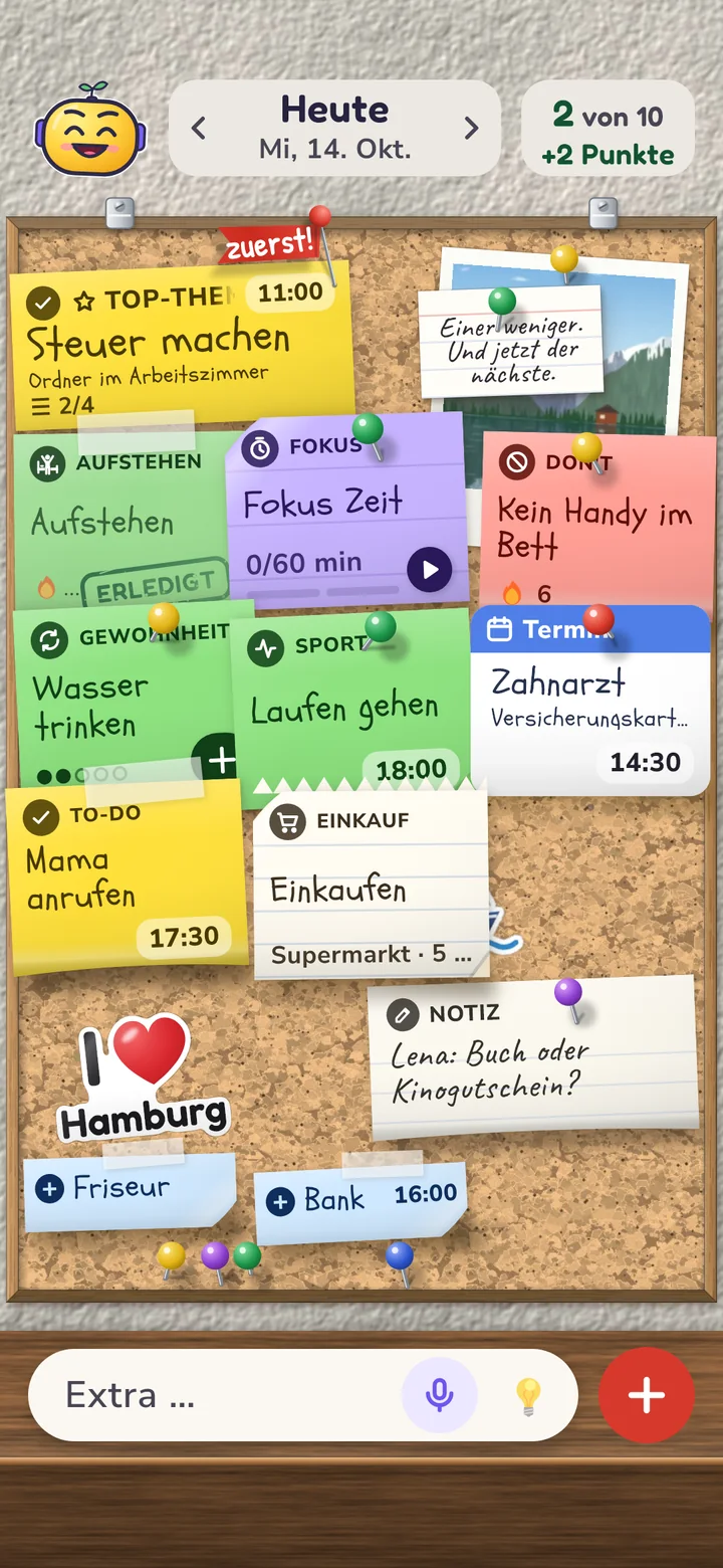 Tagesplan als Korkbrett: zehn bunte Zettel, oben das Top-Thema „Steuer machen“ um 11 Uhr, dazu Gewohnheiten, Fokus Zeit, Sport und Einkaufen; zwei Zettel tragen den Stempel „Erledigt“.