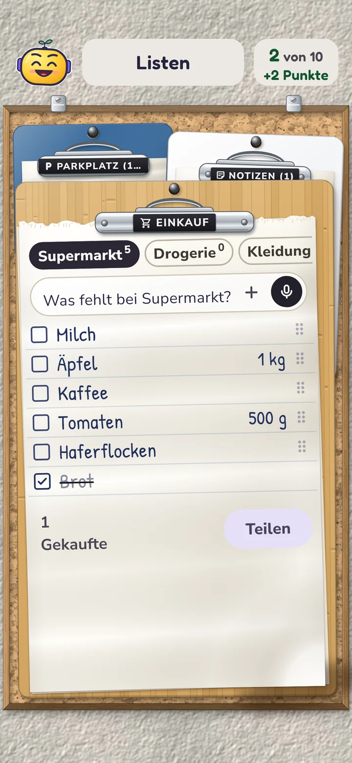 Listen als Klemmbretter: vorn die Einkaufsliste für den Supermarkt mit Milch, Äpfeln, Kaffee, Tomaten und Haferflocken, dahinter Parkplatz und Notizen.